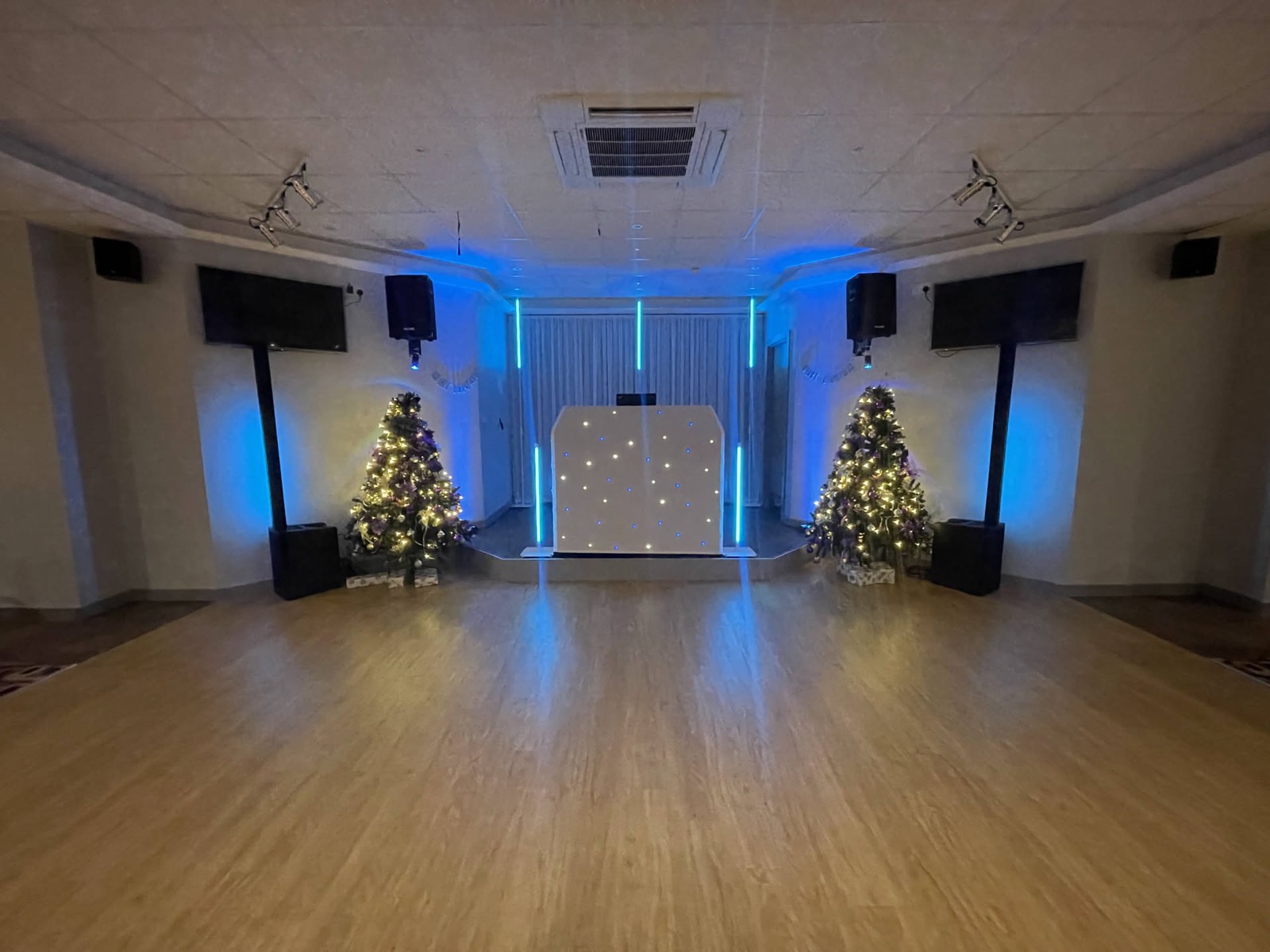 Comrades Club Epsom · A white booth and blue uplighting, ready for a festive party